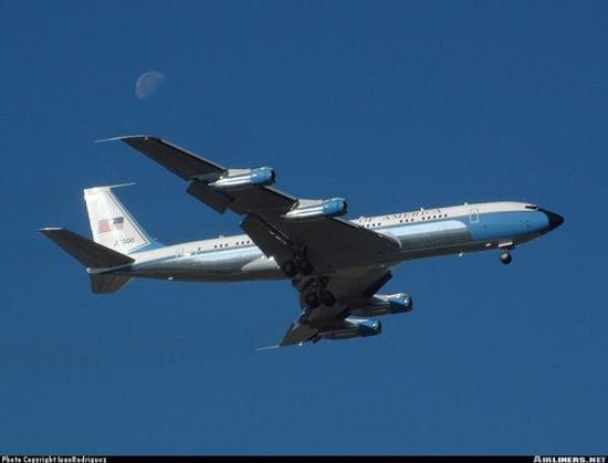 在波音747之前，美國總統(tǒng)專機(jī)是波音707，圖為里根的波音707-353B型“空軍一號(hào)”專機(jī)