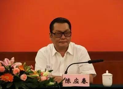 ｜點(diǎn)評(píng)｜ 有媒體梳理出，去年10月在家墜亡的國(guó)信證券原總裁陳鴻橋，其任職經(jīng)歷與陳應(yīng)春多有交集。2011年，因受賄罪獲刑7年的深圳市金融辦原主任李林，其任職期間的直接上司正是陳應(yīng)春。但目前并無消息顯示，這些事件存在直接關(guān)聯(lián)。